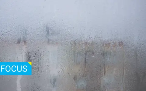 Condensa su un vetro, come quella che un fan coil deumidificatore potrebbe eliminare per una visione chiara.