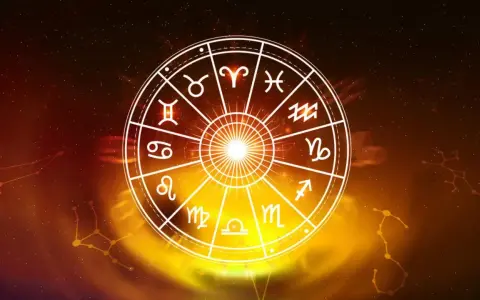 Koło zodiaku z symbolami znaków. Sprawdź swój horoskop dzienny na jutro i odkryj, co gwiazdy przygotowały dla Ciebie!