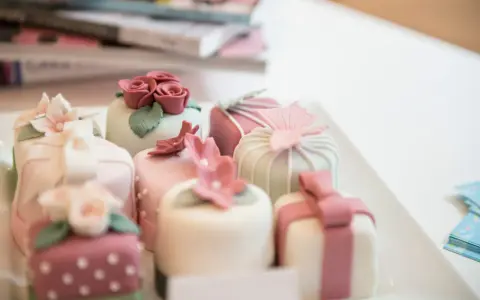 Urocze mini deserki, idealne na tort panieński. Różowe różyczki, kwiaty i kokardki zdobią słodkości.
