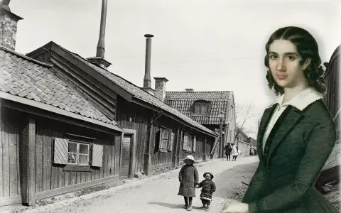 En kvinna, kanske Wendela Hebbe, betraktar en gammal svensk stadsgata med barn som leker.
