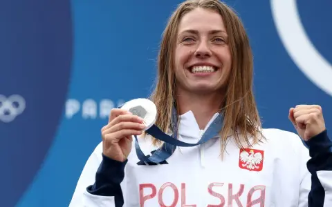 Uśmiechnięta sportsmenka z Polską na piersi i medalem olimpijskim w dłoni. To dopiero początek drogi do emerytury za medal olimpijski!