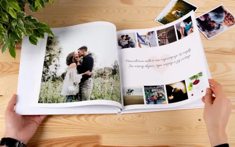 Otwarta fotoksiążka z romantycznymi zdjęciami pary i cytatem o miłości. Idealne miejsce na ciekawe teksty do fotoksiążki, które podkreślą Wasze wspomnienia.