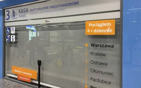 Kasa biletowa z informacją o trasach pociągów Leo Express: Warszawa, Kraków, Ostrawa, Ołomuniec, Pardubice, Praga.
