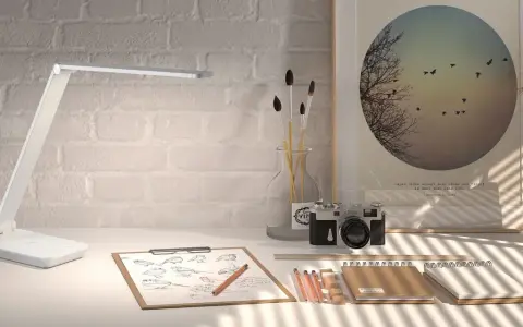 Lámpara LED moderna sobre un escritorio con bocetos de pájaros, cámara antigua y un póster inspirador. La luz es ideal para estudiar.
