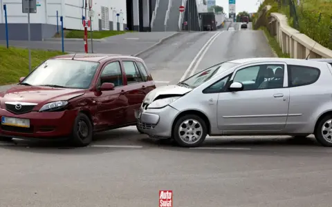 Wypadek samochodowy. Czerwone i srebrne auto po kolizji. Po takim zdarzeniu warto sprawdzić, jak sprawdzić ile mam zniżek na ubezpieczenie.