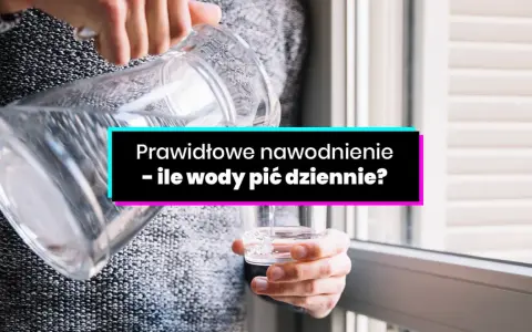 Ręce nalewają wodę do szklanki. Tekst: "Prawidłowe nawodnienie - ile wody pić dziennie?".