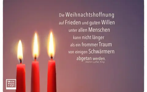 Drei brennende rote Kerzen vor einem lila Hintergrund mit einem Zitat von Martin Luther King Jr.