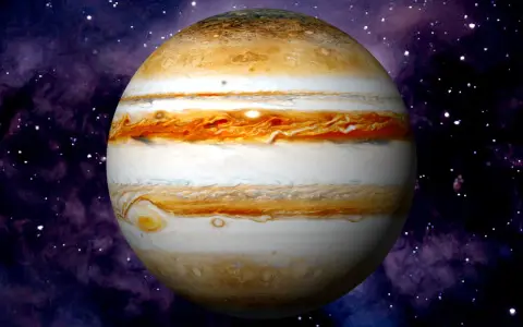 El planeta Júpiter, con sus bandas de gas anaranjadas y blancas, flota en el espacio profundo, rodeado de nebulosas púrpuras y estrellas.
