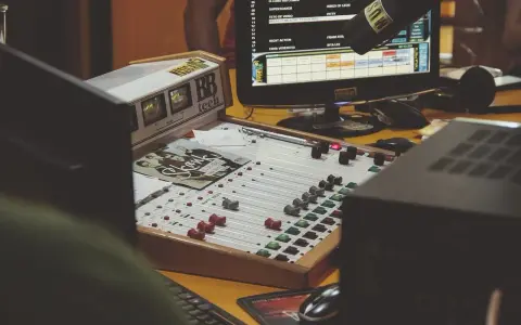 Konsola DJ-a i ekran z listą utworów, gdzie można usłyszeć najwięksi twórcy muzyki elektronicznej.