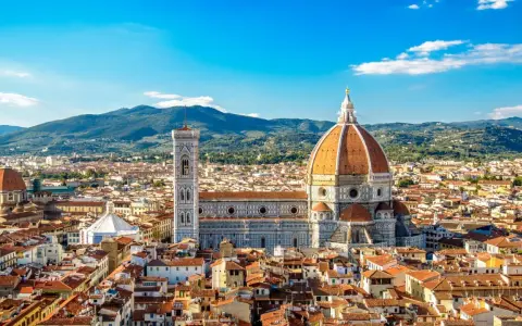 Widok na Florencję, jedno z najpiękniejszych miejsc w Europie, z katedrą Santa Maria del Fiore i dzwonnicą Giotta na tle wzgórz.
