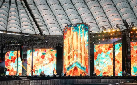 Wielkie ekrany rozświetlają stadion, tworząc barwną mozaikę. To roztanczony narodowy transmisja, gdzie sztuka i muzyka łączą się w widowiskowym spektaklu.
