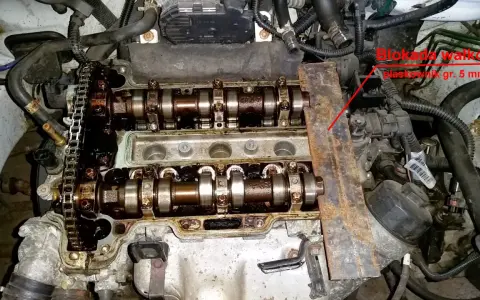 Silnik Corsa C 1.2, widok na wałki rozrządu i blokadę. Wymiana rozrządu co ile? Sprawdź instrukcję.