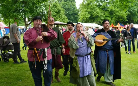 Musiker mit Dudelsack und Laute beleben die Waltrop Veranstaltungen. Mittelalterliche Gewänder und fröhliche Klänge ziehen die Besucher in ihren Bann.