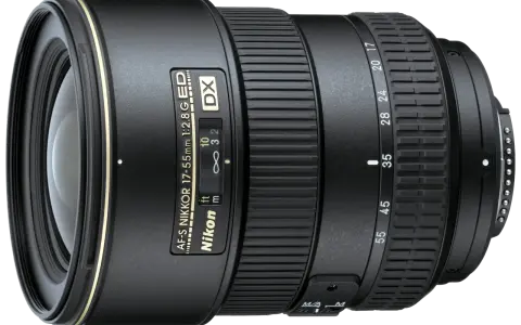 Obiektyw Nikon AF-S DX NIKKOR 17-55mm f/2.8G ED z widocznymi oznaczeniami ogniskowych i przysłony.