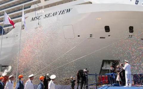 MSC Seaview, un gigante del mare, celebra il suo varo con una pioggia di coriandoli. L'altezza della nave è impressionante.