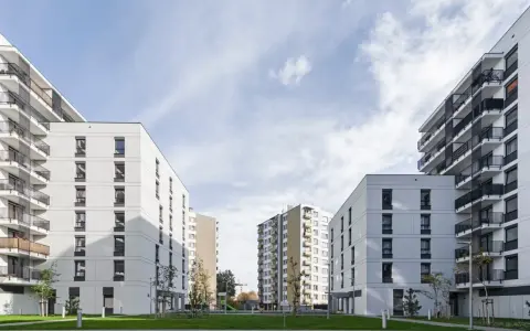 Spółdzielnia vs Wspólnota: Własność, koszty, decyzje co wybierasz?