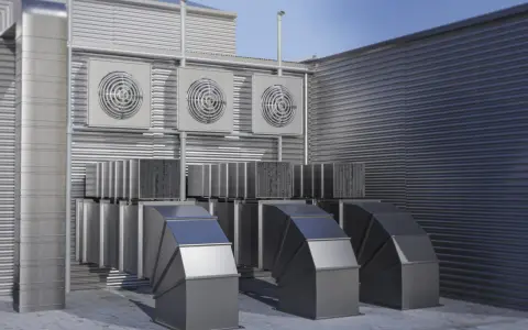 Système de ventilation extérieure avec plusieurs ventilateurs et conduits métalliques. Ce système pourrait être une VMC hygroréglable ou autoréglable pour un bâtiment.