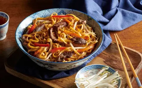 Jak zrobić makaron chow mein w 30 minut - prosty przepis krok po kroku