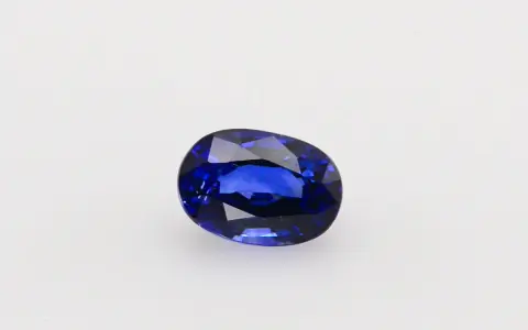 Zaffiro Ceylon, un blu intenso che evoca saggezza e serenità. Il suo significato è legato alla verità e alla lealtà.