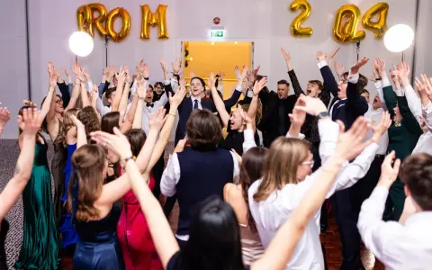Ile kosztuje fotograf na studniówkę? Sprawdź ceny i oferty w Polsce