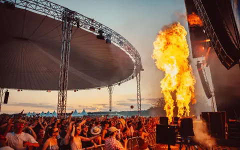 Feuersäulen bei einem Konzert in Haltern am See. Die Menge feiert ausgelassen bei den Veranstaltungen am See.