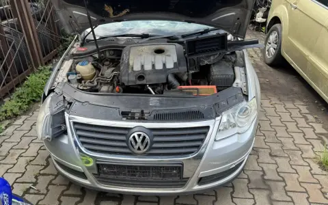 Silny Volkswagen z otwartą maską, silnik widoczny. Zastanawiasz się, ile kosztuje wystawienie samochodu na OLX?