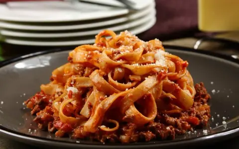 Spaghetti bolognese z winem: sekret mistrzowskiego smaku ragù?