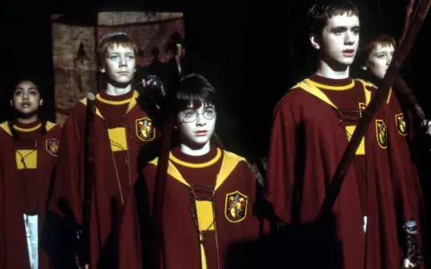 Harry Potter i kamień filozoficzny streszczenie: młodzi czarodzieje w szatach Gryffindoru, w tym Harry, przygotowują się do meczu Quidditcha.