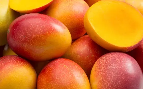 Soczyste mango, pełne witamin i błonnika. Odkryj jego bogate mango wartości odżywcze.
