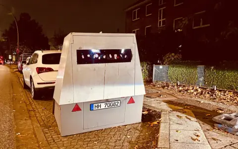 Mobile Blitzer-Anhänger mit Kennzeichen HH 70082 am Straßenrand. Vorsicht, hier drohen hohe Blitzer Kosten!