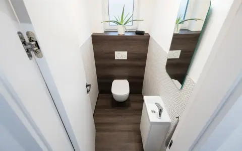 Un bagno piccolo con WC, lavandino compatto e specchio. Ottime idee per sfruttare al meglio lo spazio.