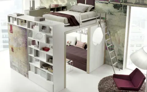 Arredamenti camerette moderni: letto soppalcato con libreria integrata e zona relax sottostante, scala a pioli, poltrona e tappeto.