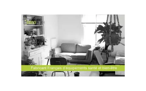 Salon cosy avec canapé, plantes et étagères. Le **design ergonomique** est au cœur de cet espace, conçu pour le bien-être.