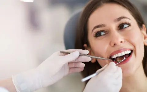 Z opryszczką do dentysty? Kiedy wizyta jest bezpieczna i dlaczego.