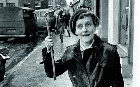 Uśmiechnięta kobieta z łomem w ręku, jakby gotowa do przygód rodem z powieści Astrid Lindgren.