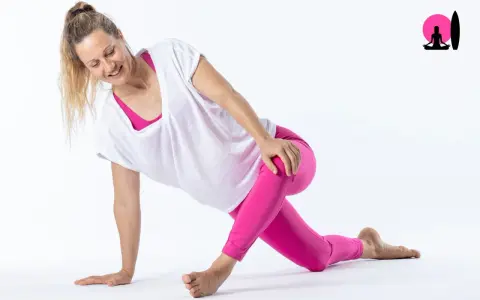 Donna in posa yoga, con leggings rosa, ideale per chi ama yoga e corsa.