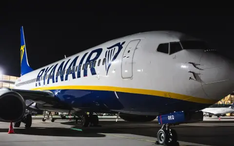 Samolot Ryanair gotowy do lotu z Wrocławia do Gdańska.