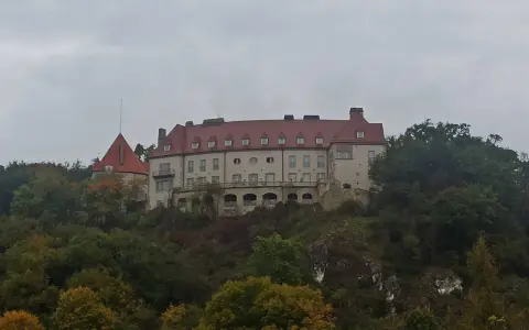 Zamek na wzgórzu, otoczony jesiennym lasem, przypomina o historii Krakowa i Kalwarii Zebrzydowskiej.