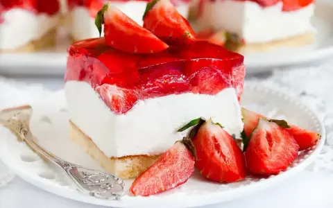 Pyszny biszkopt z truskawkami i mascarpone, oblany galaretką. Letni deser idealny na każdą okazję.