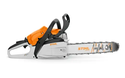 Motosierra Stihl blanca y naranja, modelo Light 04. La segunda marca de Stihl, lista para el trabajo.
