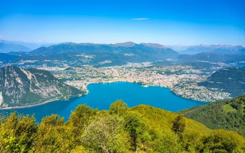 Panoramica mozzafiato del lago e della città, un vero balcone d'Italia in moto, con montagne sullo sfondo.
