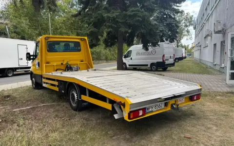 Żółta autolaweta gotowa do pracy. Chcesz wiedzieć, jak zdobyć zlecenia na autolawetę? Ten pojazd to Twój pierwszy krok do sukcesu.