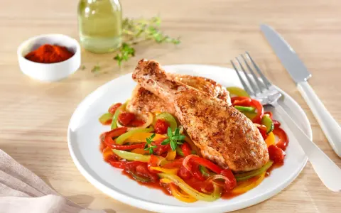 Poulet basquaise cookeo : des cuisses de poulet savoureuses sur un lit de poivrons colorés et de tomates. Un plat plein de saveurs.