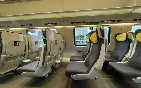 Wnętrze pociągu z wygodnymi fotelami. Czy EIP to Pendolino? Tak, to nowoczesne wagony klasy pierwszej.