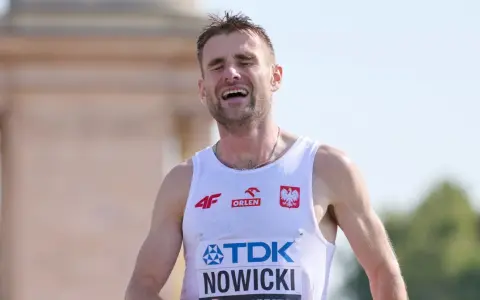 Adam Nowicki, polski lekkoatleta, z wyrazem triumfu na twarzy po udanym biegu.