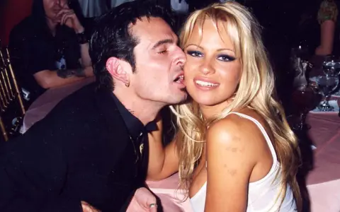 Tommy Lee całuje w policzek Pamelę Anderson.