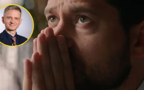 Mężczyzna z dłońmi na twarzy, w tle portret uśmiechniętego mężczyzny. Czyżby jego mózg podpowiadał mu trudne decyzje?