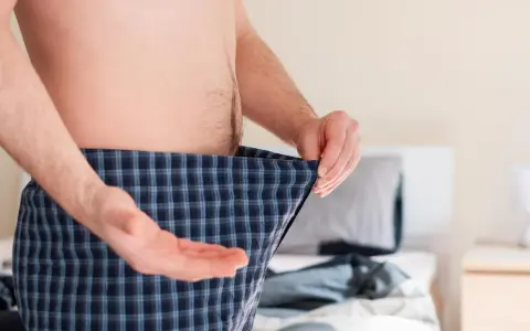 Mann mit Karo-Boxershorts, der sich fragt, ob Rauchstopp Potenz Erfahrungen positiv beeinflusst.