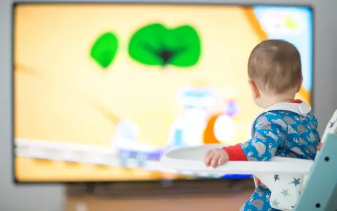 Od kiedy dziecko może oglądać bajki? Sprawdź ważne zalecenia