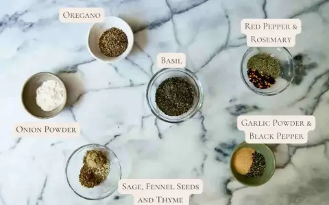 Idealne jakie przyprawy do spaghetti: oregano, bazylia, czosnek, cebula, rozmaryn, tymianek, nasiona kopru, pieprz i płatki chili.